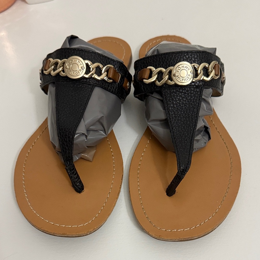 Women’s TOMMY HILFIGER Black Sandals with Gold Chain Accent, Size 7